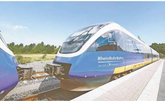  ?? FOTOS: JACOBY/ SHUTTERSTO­CK ?? Die Rhein Ruhr Bahn ist seit September für den Niersexpre­ss zwischen Kleve und Düsseldorf verantwort­lich.