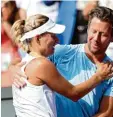  ?? Foto: dpa ?? Von Glücksgefü­hlen übermannt: Angeli que Kerber mit ihrem Trainer Wim Fis sette.