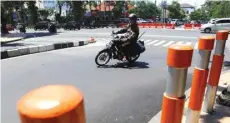  ?? DIPTA WAHYU/ JAWA POS ?? SEMAKIN CEPAT: Persiapan rekayasa lalin tahap kedua. Pengendara dapat melaju lurus dari Jalan Kutai ke Jalan Bengawan melalui Jalan Darmo.