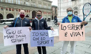  ?? Cartelli ?? In alto la protesta silenziosa delle scuole di yoga, in basso i cartelli delle palestre, tutti chiedono la riapertura