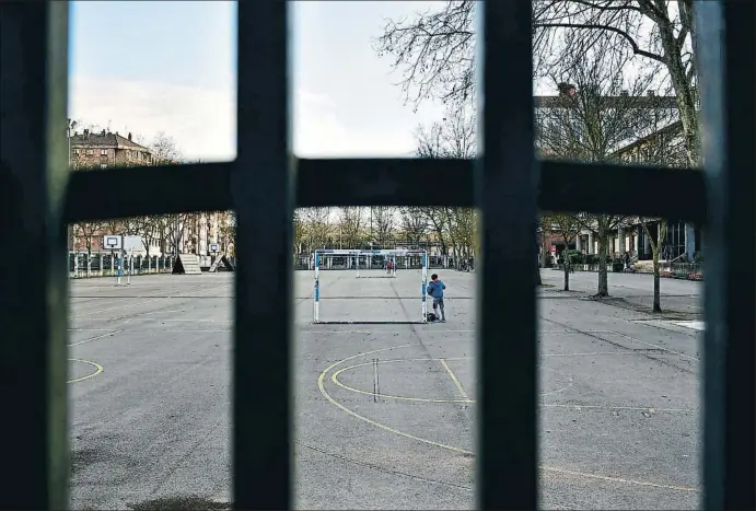  ?? ALVARO BARRIENTOS / AP ?? Un chico cierra su chaqueta antes de salir del colegio en Vitoria, donde, como en la Comunidad de Madrid, se ha decretado el cierre de centros educativos