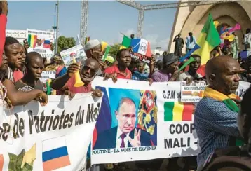  ?? AP 2020 ?? People in Mali demonstrat­e against France and in support of Russia. A banner in French reads,“Putin, the way of the future.” The shadowy Russia-based Wagner Group is accused of stepping up violent attacks on the West African country’s citizens.