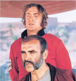  ?? AFP ?? Sean Connery y Michael Caine (detrás), en «El hombre que pudo reinar»