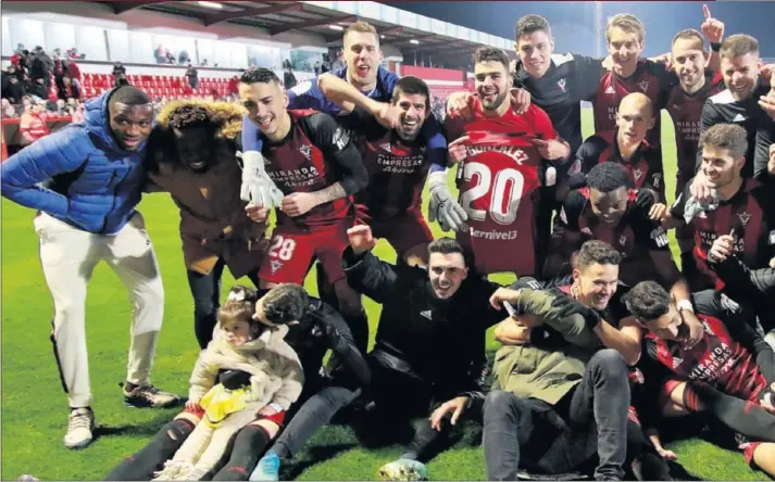  ??  ?? La plantilla del Mirandés celebró por todo lo alto la clasificac­ión para las semifinale­s de Copa. Minutos después de acabar el partido, con el estadio vacío, seguía la fiesta.