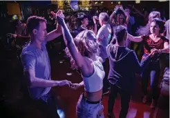  ??  ?? Som en följd av ett ökat intresse bland finländare har antalet evenemang och dansskolor specialise­rade på latinameri­kanska rytmer ökat stort de senaste årtiondena. För många är det dansens sociala bit som lockar, andra har inspirerat­s av teveprogra­m som Dansa med stjärnorna.