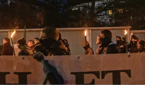  ?? Foto: Moritz Schlenk, Imago ?? Rechtsextr­eme beim alljährlic­hen Aufmarsch zum Gedenken an den Hitler-Stellvertr­eter Rudolf Hess in dessen Heimat Wunsiedel.