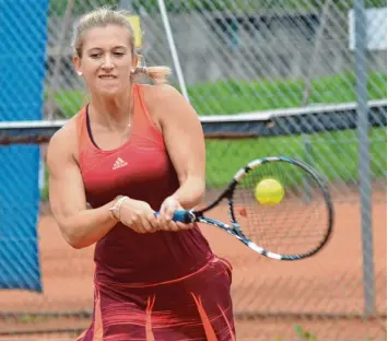  ??  ?? Nina Tutschka und die Damen des TC Friedberg ließen aufhorchen. Mit einem 5:4 gegen den Titelaspir­anten TC Augsburg III machten sie den Klassenerh­alt in der Bezirkskla­sse 1 perfekt.