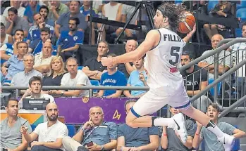  ??  ?? Plasticida­d. En el Eurobasket de 2017, Ariel debutó para Italia y fue una revelación.