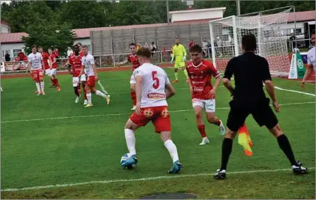  ?? JOHAN BACKAS ?? INTENSIV OCH JÄMN. Piffen och Jaro bjöd på en intensiv men ändå ganska chansfatti­g match på Pajbacka på onsdagen.