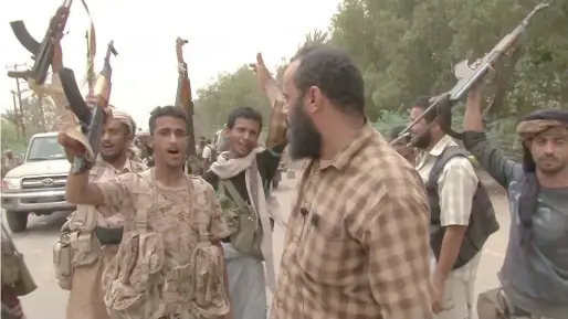  ?? — AFP ?? Yemeni pro-government forces raise slogans as they gather at the south of Hodeida airport in Yemen’s Hodeida province on Friday.