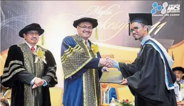  ??  ?? Well done: Shamsul Anuar (centre) presenting a scroll to Mohd Farouk Shedeq Ramlee while the college’s board of directors’ chairman Tan Sri dr Shafie Mohd Salleh (left) looks on. — Bernama