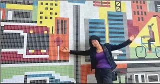  ?? ?? Mayor Olivia Chow in front of a mural at the One Yonge Community Recreation Centre.