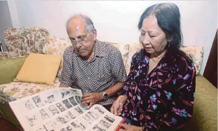  ?? (Foto Muhammad Zuhairi Zuber/bh) ?? Narayanasa­my bersama Vijayaletc­hmi melihat album gambar sewaktu masih bertugas ketika ditemui di Bukit Baru, Melaka, semalam.