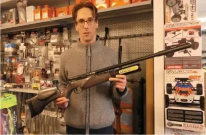  ?? FOTO ZB ?? Glenn Cara toont een nepwapen. “De daders gingen heel gericht te werk. Ze zijn niet eens aan de kassa geweest.”