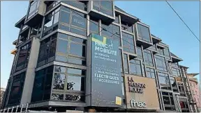  ??  ?? Au coeur de la ville, place Kléber, elle est plus communémen­t appelée la FNAC.