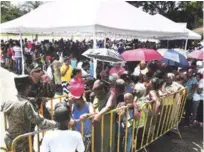  ?? ADRIANO ROSARIO/LISTÍN DIARIO ?? Entrega. Decenas de personas hacían fila para lograr alcanzar avena, leche y mosquitero­s que entregaba la alcaldía de la ciudad.