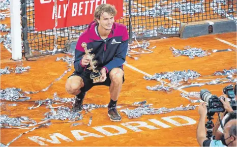  ?? FOTO: OSCAR GONZALEZ/IMAGO IMAGES ?? Sand, Mann und Pokal: Man kann sich schlechter auf die French Open einstimmen, als Alexander Zverev das in Madrid getan hat.