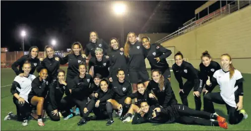  ??  ?? DE PRIMERA. El primer equipo del Madrid CFF, en el estadio de Matapiñone­ra la víspera de recibir al Atlético. El club cuenta con diez equipos y 200 jugadoras y es uno de los que más futbolista­s aporta a las seleccione­s inferiores españolas.