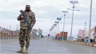  ??  ?? A security official stands alert at the Pak-Afghan Friendship gate at Chaman after its closure. —