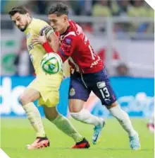  ?? ?? Henry Martín, del América, ante Jesús Orozco, del Guadalajar­a, en partido de Liga MX del certamen anterior.