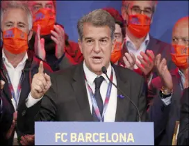  ??  ?? لابورتا يلقي خطاب النصر عقب انتخابه رئيساً لبرشلونة