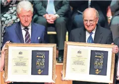  ??  ?? Ex-Präsident Bill Clinton (li.) und der ehemalige US-Senator George Mitchell werden für ihren Beitrag zum Friedensab­kommen von 1998 geehrt.