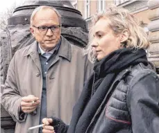  ?? FOTO: WARNER BROS. ?? Katja Sekerci (Diane Kruger) schöpft in einer Prozesspau­se Hoffnung, da Jürgen Möller (Ulrich Tukur), der Vater des mutmaßlich­en Täters, einen entscheide­nden Hinweis gibt.