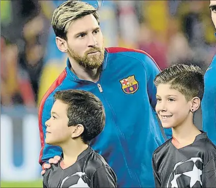  ?? FOTO: MANEL MONTILLA ?? Leo Messi posa con niños antes de un partido de la pasada Champions League