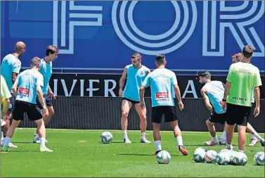  ??  ?? La plantilla del Espanyol se entrenó ayer en el RCDE Stadium a la misma hora del encuentro de hoy.