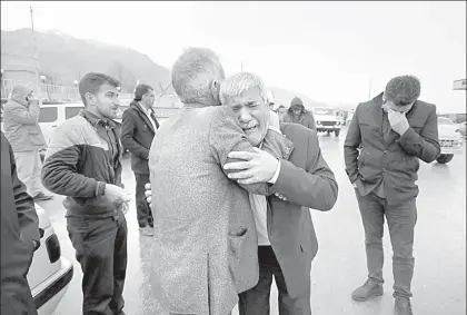  ??  ?? Duelo de los familiares de los 60 pasajeros y seis miembros de la tripulació­n del avión iraní que cubría la ruta Teherán-Yasuj que se estrelló ayer en medio de una tormenta de nieve ■ Foto Ap