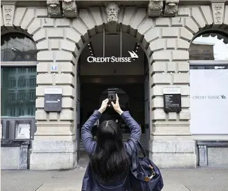  ?? ?? Logo de Credit Suisse en una de las sedes del banco.