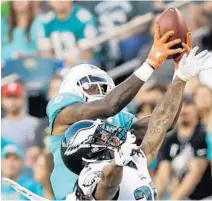  ?? YONG KIM/TNS ?? Dolphins’ wide receiver DeVante Parker catches a pass over Philadelph­ia corner Ronald Darby. Parker and quarterbac­k Jay Cutler connected well early in the game.