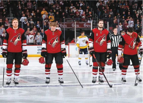  ?? PHOTO D’ARCHIVES, AFP ?? Des joueurs des Coyotes de l’arizona lors de l’hymne national au Gila River Arena à Glendale.