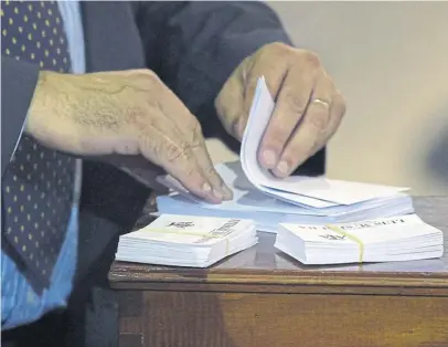  ?? Afp ?? Como se ve, las boletas fueron más chicas que las habituales; sin fotos y en blanco y negro