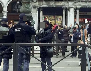  ??  ?? Controlli
Squadre
antiterror­ismo
in azione in
Piazza San
Marco a
Venezia. Anche
la Biennale
Architettu­ra