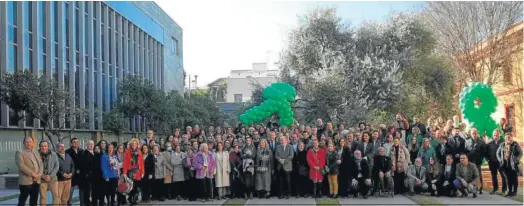  ?? M. G. ?? En la imagen, los presidente­s de la Diputación y de la Asociación junto con alcaldes, alcaldesas y voluntaria­do de la provincia de Sevilla.