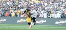  ?? ITUMELENG ENGLISH African News Agency (ANA) ?? KAIZER Chiefs player Lazalous Kambole battles for the ball with Orlando Pirates’ Mthokozisi Dube during the pre-season Carling Black Label Cup clash at FNB Stadium in July. |