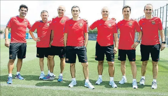  ?? FCB ?? Valverde y su equipo. Antonio Gómez (preparador físico), José Antonio Pozanco (preparador físico), José Ramón de la Fuente (técnico de porteros), Ernesto Valverde, Jon Aspiazu (segundo entrenador), Joan Barbarà (auxiliar técnico) y Edu Pons (preparador...