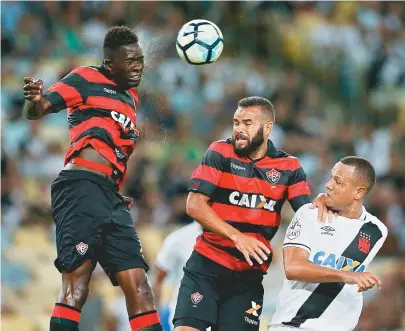  ??  ?? Novidades na partida, Kanu e José Welison disputam jogada com Luis Fabiano, que retornou ao Vasco