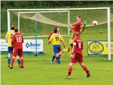  ?? Foto: Robert Prestele ?? Frühes Tor: Eine Kopfball-Bogenlampe von Sven Erler (nicht im Bild) senkt sich unhaltbar zum 1:0 für Türkheim (gelbe Trikots) ins lange Eck.