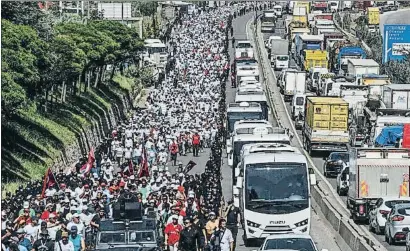  ?? OZAN KOSE / AFP ?? Milers de persones s’han afegit a la marxa per la justícia organitzad­a per l’oposició