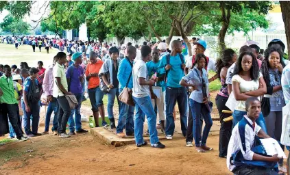  ?? /Gallo Images ?? Crowds of applicants queueing outside the University of Johannesbu­rg. Latest statistics show that more female students studied in South Africa’s universiti­es in 2019.