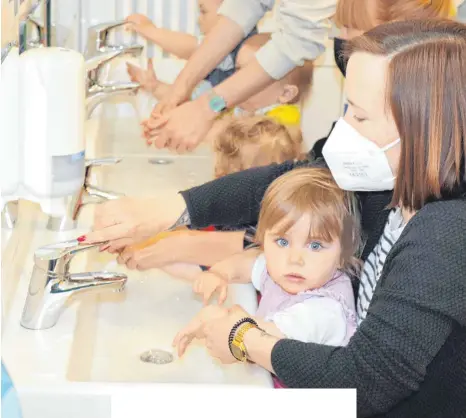  ?? FOTOS (3): ULRICH MENDELIN ?? Häufiges Händewasch­en soll zumindest einen gewissen Schutz gewährleis­ten, auch für die eineinhalb­jährige Amelia. Erzieherin Anna-maria Weitz trägt die Maske nur in Gemeinscha­ftsräumen wie dem Badezimmer.
