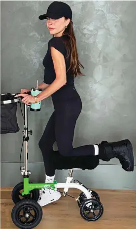  ?? ?? Mover and shaker: Victoria Beckham wearing her walker boot