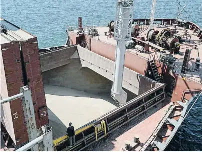  ?? Vadim Ghirda / AP ?? Un buque en el puerto de Constanza, en Rumanía, cargado de cereal de Ucrania