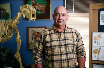  ?? SHAE HAMMOND — BAY AREA NEWS GROUP ?? Jim Walker, a paleontolo­gist who monitors major constructi­on sites for fossils, stands at the Children's Natural History Museum in Fremont.