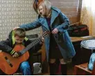  ?? ?? Oksana (hier mit dem achtjährig­en Iwan) versucht den Musikunter­richt aufrechtzu­erhalten.