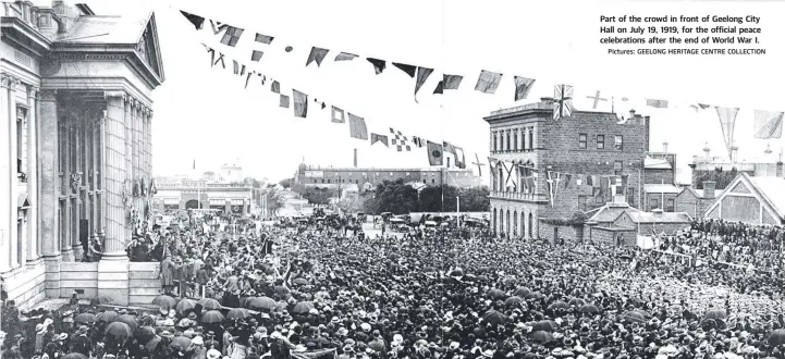  ?? Pictures: GEELONG HERITAGE CENTRE COLLECTION ?? Part of the crowd in front of Geelong City Hall on July 19, 1919, for the official peace celebratio­ns after the end of World War I.