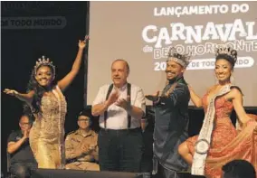  ?? JAIR AMARAL/EM/D.A PRESS ?? Fuad Noman com a corte real momesca de BH: a rainha Efigenia Maria, o rei Rafael Eduardo e a princesa Gabriela Santos