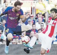  ?? Ap / manu fernández ?? Lionel Messi, del Barcelona, disputa el balón contra Mikel Sa José, del Atlético.